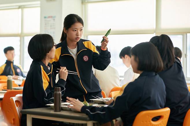 영화 '세계의 주인'의 배우 서수빈(왼쪽 둘째). 영화는 성폭력 피해의 '사건 이후'를 다루면서 피해자 낙인의 문제를 질문한다.  바른손이앤에이