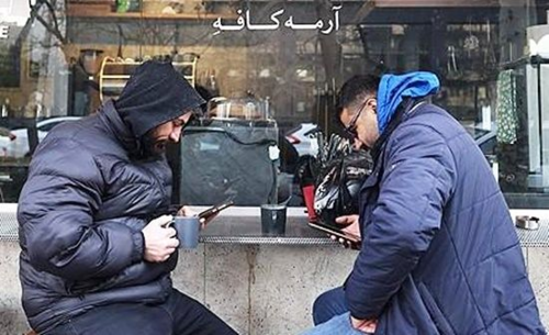 이달 초 이란 수도 테헤란에서 휴대전화 보는 시민들. (사진=연합뉴스)