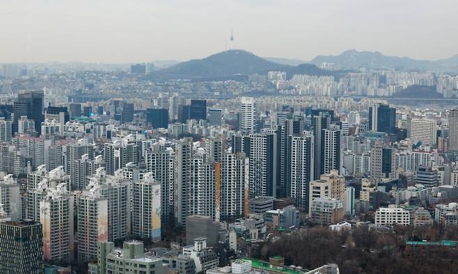 (서울=뉴스1) 안은나 기자 = 지난해말 기준 서울 아파트 매매 시가총액이 1832조 원을 넘어서며 역대 최대치를 기록했다. 사진은 6일 서울 강남구 트레이드타워에서 바라본 도심 아파트 단지.   부동산R114에 따르면 지난해 12월 25일 기준 서울 아파트 매매 시가총액은 1832조 3154억 1800만 원으로 1년 전보다 207조 9137억 9600만 원(12.8%) 늘었다. 2026.1.6/뉴스1  Copyright (C) 뉴스1. All rights reserved. 무단 전재 및 재배포,  AI학습 이용 금지. /사진=(서울=뉴스1) 안은나 기자