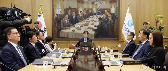 (서울=뉴스1) 김진환 기자 = 이창용 한국은행 총재가 15일 오전 서울 중구 한국은행에서 열린 금융통화위원회 본회의를 주재하고 있다. (공동취재) 2026.1.15/뉴스1