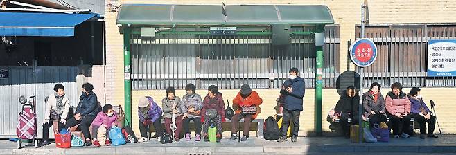 벌교 시장에서 가까운 ‘벌교김내과의원’ 앞 버스정류장에서 버스를 기다리는 승객들. 스마트폰을 가진 ‘할매’가 절반이 넘는데도 딱 한 명인 남자 말고는 휴대전화를 꺼내 보지 않았다.
