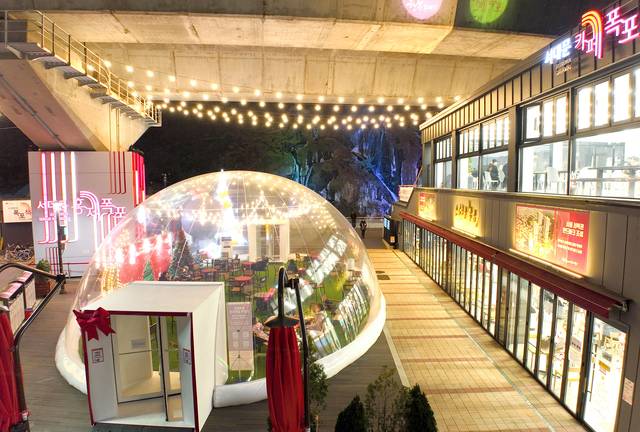 지난해 12월 ‘카페폭포’ 앞 수변 테라스에 설치된 ‘에어돔’.  서대문구청 제공