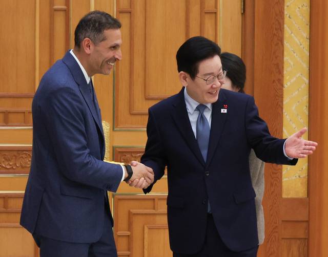 UAE 특사와 악수하는 이 대통령  : 이재명 대통령이 15일 오전 청와대에서 아랍에미리트(UAE) 칼둔 칼리파 알 무바라크 아부다비 행정청장과 악수 후 자리를 안내하고 있다. 연합뉴스