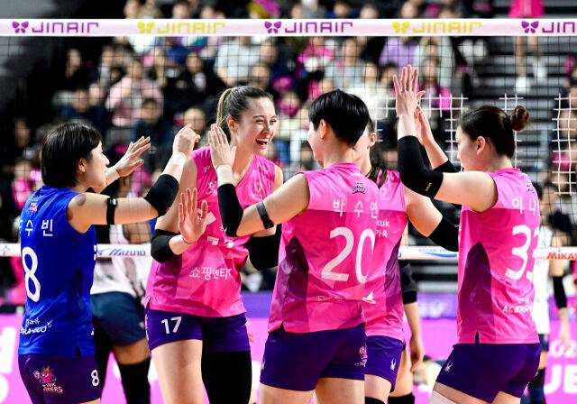 레베카가 팀 승리에 기뻐하고 있다 / 한국배구연맹(KOVO)