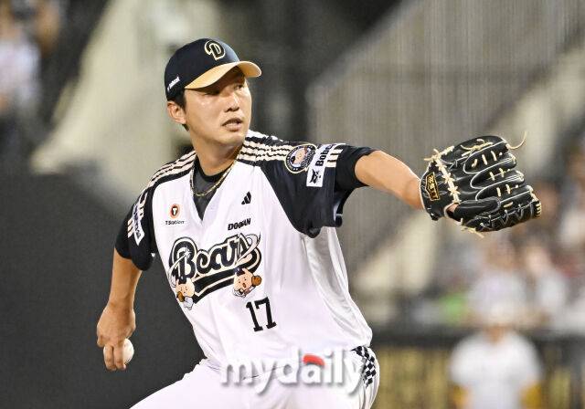 23일 오후 서울 잠실야구장에서 진행된 '2025 프로야구 KBO리그' 두산베어스와 KT위즈의 경기. 두산 홍건희가 역투하고 있다./마이데일리