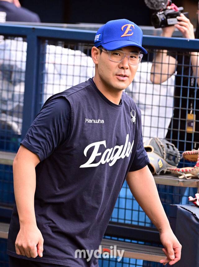 2025년 8월 8일 오후 서울 잠실구장에서 열린 '2025 신한 SOL뱅크 KBO 리그' 한화 이글스와 LG 트윈스의 경기. 한화 이재원이 훈련을 위해 그라운드로 나서고 있다./마이데일리