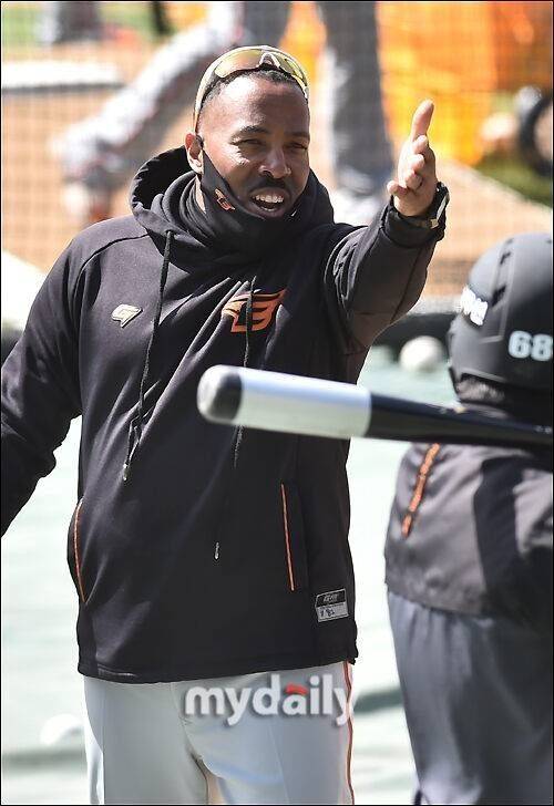 5년 전 한화 이글스에 있었던 조니 워싱턴 코치./마이데일리