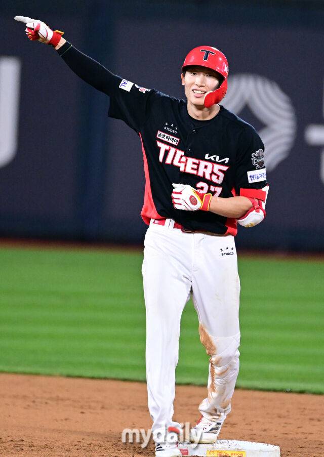 2025년 8월 29일 오후 경기도 수원KT위즈파크에서 열린 '2025 신한 SOL뱅크 KBO 리그' KIA 타이거즈와 KT 위즈의 경기 KIA 김호령이 6회초 2사 만루서 3타점 2루타를 친 뒤 기뻐하고 있다./마이데일리