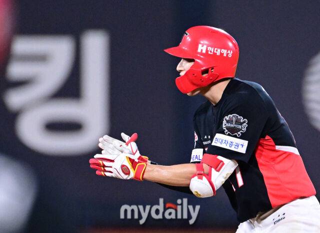 2025년 8월 29일 오후 경기도 수원KT위즈파크에서 열린 '2025 신한 SOL뱅크 KBO 리그' KIA 타이거즈와 KT 위즈의 경기. KIA 김호령이 6회초 2사 만루서 3타점 2루타를 친 뒤 기뻐하고 있다./마이데일리