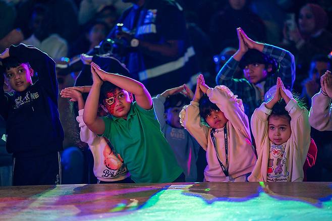 아기상어 율동 따라하는 중동 어린이들