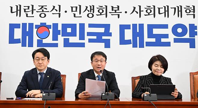 한병도 더불어민주당 원내대표가 15일 오전 서울 여의도 국회에서 열린 정책조정회의에서 모두발언하고 있다. 이상섭 기자