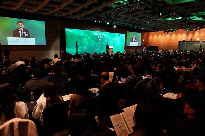 김인호 산림청장이 지난 14일 여의도 전경련회관에서 열린 ‘2026 산림·임업 전망’에서 환영사를 하고 있다.