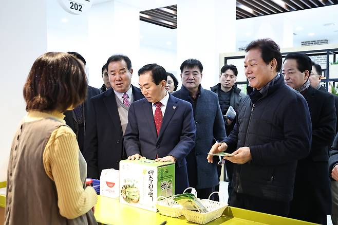 경남도가 2026년부터 기본생활 보장 강화를 추진한다. 사진은 박완수 경남도지사가 지난 2일 오후 창녕 남지시장을 찾아 상인들의 애로사항을 듣고 민생 현장을 살피는 모습. [헤럴드경제 DB]