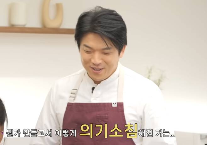 안성재 셰프가 최근 ‘두바이 쫀득 쿠키’(두쫀쿠)를 직접 만들었다가 논란을 빚자 진화에 나서며 재도전에 나섰다. [유튜브 캡처]