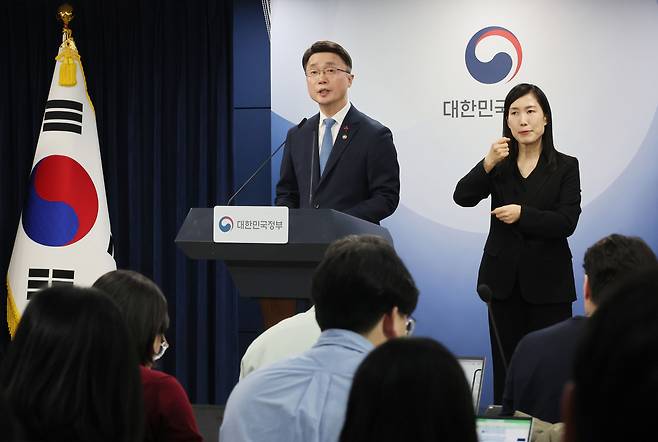 류제명 과학기술정보통신부 2차관이 15일 서울 종로구 정부서울청사에서 독자AI 파운데이션 모델 프로젝트 1차 단계평가 결과를 발표하고 있다. [연합]