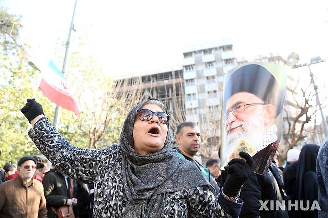 [테헤란=신화/뉴시스] 지난 12일(현지 시간) 이란 테헤란에서 열린 정부 지지 집회에 참여한 여성이 아야톨라 알리 하메네이 최고지도자의 사진을 들고 구호를 외치고 있다. 반정부 시위가 연일 이어지는 가운데 수만 명의 친정부 성향 시민이 당국의 집회 참여 촉구에 따라 전국 각지에서 거리로 나섰고, 이란 정부는 이 시위를 통해 현 정권에 대한 지지가 건재함을 부각했다. 2026.01.14.