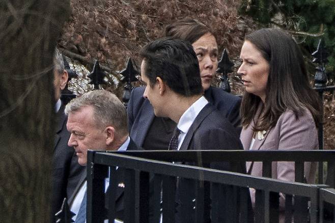 [워싱턴=AP/뉴시스]라스 뢰케 라스무센 덴마크  외교장관(왼쪽), 비비안 모츠펠트 그린란드 외교장관(왼쪽 세번째) 등이 14일 미국 워싱턴DC 백악관에서 JD 밴스 부통령, 마코 루비오 국무장관과 회담한 후 떠나고 있다. 2026.01.15.