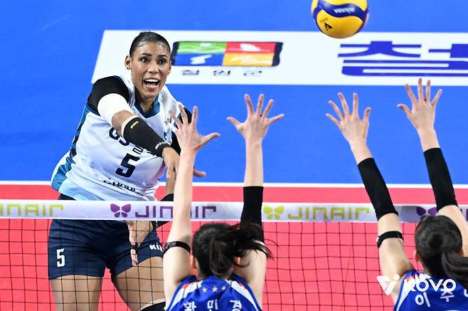 [서울=뉴시스] 여자배구 GS칼텍스 실바가 14일 화성종합실내체육관에서 열린 진에어 2025~2026 V-리그 여자부 IBK기업은행과의 경기에서 공격을 시도하고 있다. (사진=KOVO 제공) 2025.11.14. *재판매 및 DB 금지