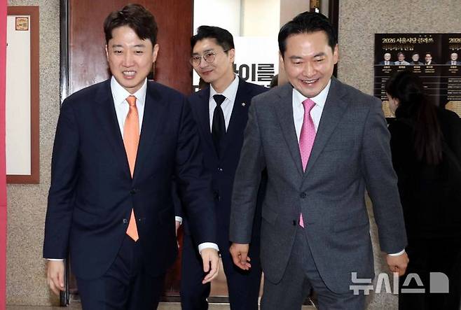 [서울=뉴시스] 조성봉 기자= 장동혁 국민의힘 대표와 이준석 개혁신당 대표가 13일 오전 서울 여의도 국회에서 '공천헌금·통일교 특검 연대' 관련 회동을 마치고 함께 나오고 있다. 2026.01.13. suncho21@newsis.com