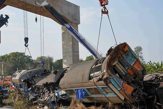 [시키오=AP/뉴시스] 14일(현지 시간) 태국 나콘랏차시마주 시키오 고속철 공사장 크레인이 여객 열차로 추락한 현장에서 구조대가 열차 잔해를 수습하고 있다. 경찰은 195명이 탑승한 열차 객차에 크레인이 덮쳐 최소 25명이 숨지고 80여 명이 다쳤다고 밝혔다. 2026.01.14.