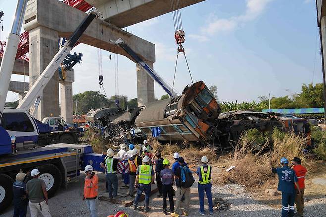 [시키오=AP/뉴시스] 14일(현지 시간) 태국 나콘랏차시마주 시키오 고속철 공사장 크레인이 여객 열차로 추락한 현장에서 구조대가 열차 잔해를 수습하고 있다. 경찰은 195명이 탑승한 열차 객차에 크레인이 덮쳐 최소 25명이 숨지고 80여 명이 다쳤다고 밝혔다. 2026.01.14.