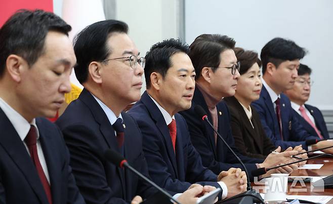 [서울=뉴시스] 김금보 기자 = 장동혁 국민의힘 대표가 15일 오전 서울 여의도 국회에서 열린 최고위원회의에서 발언을 하고 있다. 2026.01.15. kgb@newsis.com