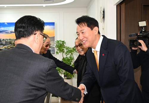 오세훈 서울시장 오세훈 서울시장이 12일 서울 한남동 파트너스하우스에서 열린 국민의힘 상임고문단과의 신년간담회에서 참석자와 인사하고 있다. 2026.1.12 [서울시 제공]