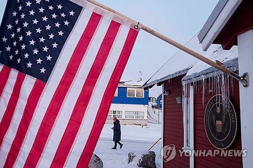 그린란드 수도 누크에 있는 미국 영사관 현관에 걸린 성조기 [AP=연합뉴스 제공]