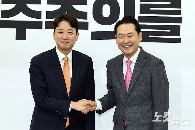 국민의힘 장동혁 대표(우측)와 개혁신당 이준석 대표(좌측)가 13일 서울 여의도 국회에서 '통일교·공천헌금 특검 연대' 관련 회동에서 악수를 하고 있다. 윤창원 기자