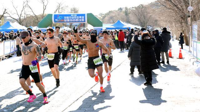 1월11일 충북 제천에서 열린 알몸마라톤대회 참가자들이 출발하고 있다. 사진은 기사의 특정 사실과 관련 없음. 연합뉴스
