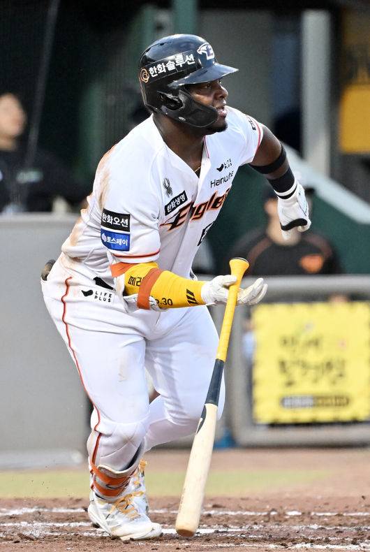 [OSEN=대전, 민경훈 기자] 25일 대전 중구 한화생명이글스파크에서 ‘2024 신한 SOL Bank KBO리그’ 한화 이글스와 두산 베어스의 경기가 열렸다.이날 홈팀 한화는 와이스, 원정팀 두산은 최원준을 선발로 내세웠다.4회말 한화 선두타자로 나온 페라자가 중견수 앞 안타를 때리고 있다. 2024.06.25 / rumi@osen.co.kr