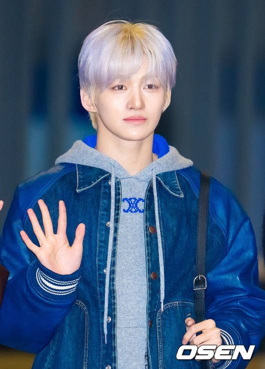 [OSEN=인천공항, 민경훈 기자] 그룹 투어스(TWS)가 25일 오후 해외 일정차 인천국제공항을 통해 출국했다.투어스는 이날 2025 MAMA AWARDS(2025 마마 어워즈) 참석하기 위해 홍콩으로 출국했다.투어스 지훈이 출국장으로 향하고 있다. 2025.11.25 /rumi@osen.co.kr