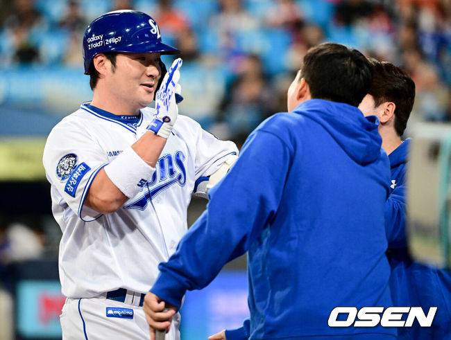 [OSEN=대구, 조은정 기자]21일 대구 삼성라이온즈파크에서 2025 신한 SOL Bank KBO리그 포스트시즌 플레이오프 3차전 삼성 라이온즈와 한화 이글스의 경기가 열렸다.홈팀 삼성은 후라도, 방문팀 한화는 류현진을 선발로 내세웠다.7회말 삼성 선두타자 박병호가 안타를 날린 뒤 더그아웃에서 축하를 받고 있다. 2025.10.21 /cej@osen.co.kr