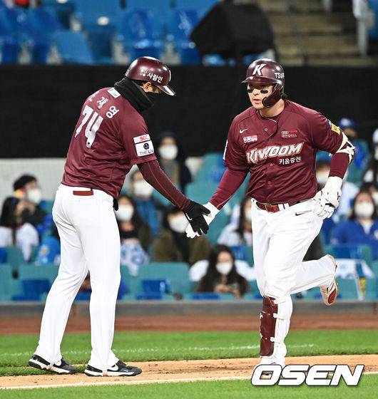 [OSEN=대구, 이대선 기자] 16일 오후 대구삼성라이온즈파크에서 ’2021 신한은행 SOL KBO리그’ 삼성 라이온즈와 키움 히어로즈의 더블헤더 2차전 경기가 열렸다.4회초 무사 1루에서 키움 박병호가 좌월 투런 홈런을 치고 그라운드를 돌고 있다. 2021.10.16 /sunday@osen.co.kr