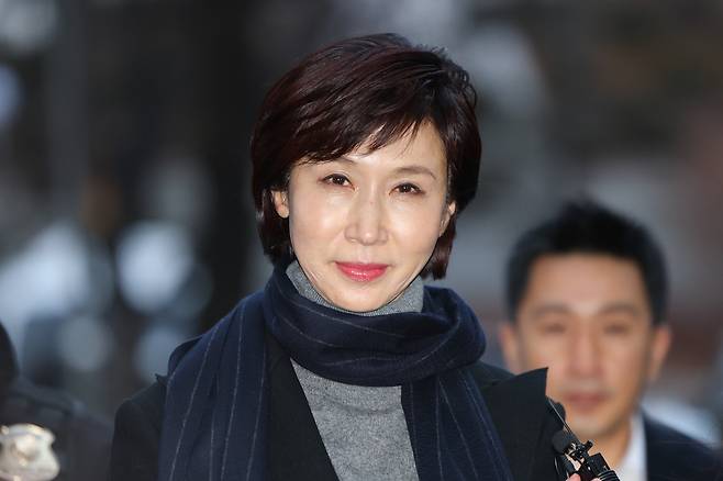 노소영 아트센터 나비 관장이 9일 서울 서초구 서울고등법원에서 열린 최태원 SK그룹 회장과의 재산분할 파기환송심 첫 변론기일에 출석하고 있다. 연합뉴스