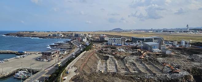 1단계 공사가 끝난 제주공공하수처리시설 현장의 동쪽으로는 2단계 공사 터파기로 포클레인 수대가 분주하게 움직이고 있다.  제주 강동삼 기자