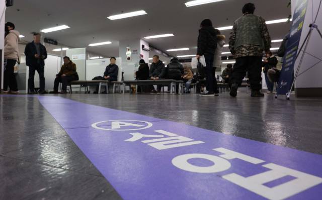 지난해 취업자수가 19만3000명 증가하고, 실업자는 83만명으로 7000명 늘었다. 이 가운데 30대 실업자는 15만5000명으로 6000명 증가했다. 14일 서울 마포구 서울서부고용센터 내 실업급여 설명회장이 교육을 받기 위한 구직자들로 붐비고 있다. 오승현 기자