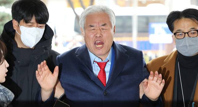 전광훈 사랑제일교회 목사가 15일 마포구 서울서부지방법원에서 열린 구속적부심 심문에 출석하고 있다. 연합뉴스