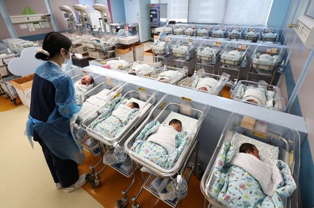 한 병원 신생아실에서 간호사가 신생아를 돌보고 있다. 연합뉴스