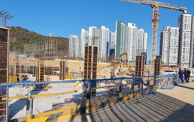 전남교육청이 ​미래형 통합학교로 짓고 있는 광양 황금초‧중학교 신축공사 현장. 1월 현재 공정율 20%를 보이고 있다. ⓒ 시사저널 유홍철