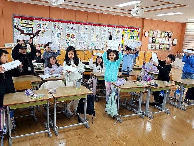 서귀포학생문화원이 진행하는 '제주어 창작 교실'에 참여하고 있는 아이들 ⓒ서귀포학생문화원 제공