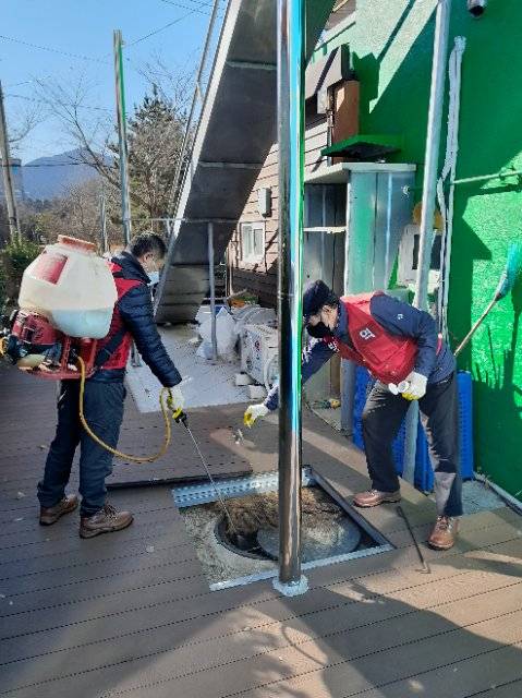 통영시가 1월부터 2월까지 동절기 유충구제사업을 집중 추진한다. ⓒ통영시 제공