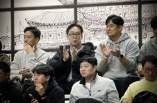 KT 위즈 프런트가 14일 수원에서 열린 수원 KT와 부산 KCC전에서 KT 농구단을 향해 힘찬 응원을 보내고 있다. 사진제공｜KT 위즈