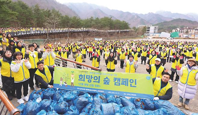 설악산 국립공원에서 ‘희망의 숲’ 캠페인을 펼치는 하나님의 교회 신자들. 쓰레기와 낙엽을 수거하며 훼손된 생태계를 복원했다.