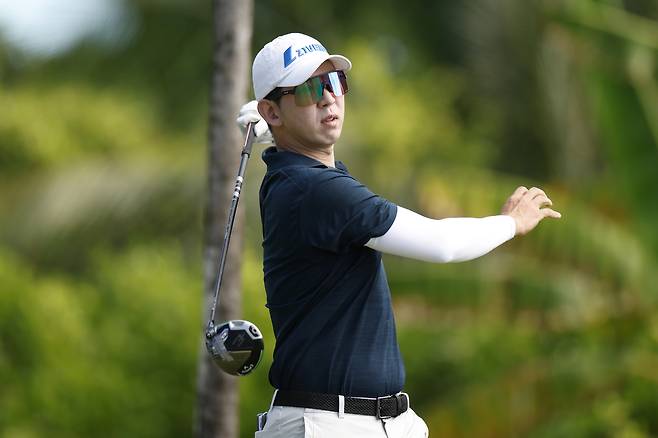 노승열이 지난 14일 열린 콘페리 투어 바하마 골프 클래식 3라운드 도중 4번 홀에서 티샷을 한 뒤 한 손을 놓고 있다. 게티이미지코리아