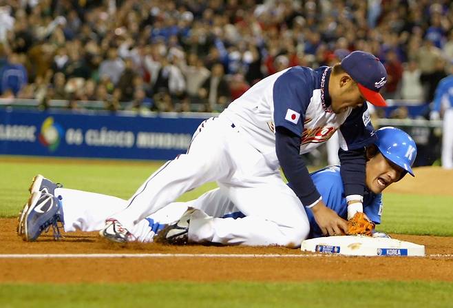 별세한 김민재 롯데 코치가 2006년 1회 WBC 한일전 당시 3루까지 파고들고 있다. 게티이미지