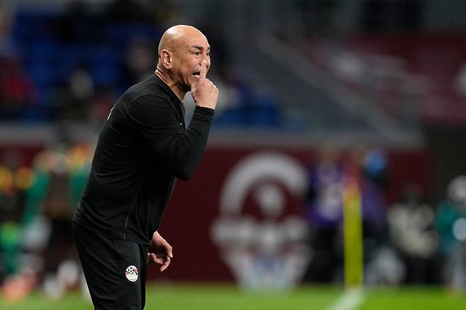 이집트 호삼 하산 감독이 15일 세네갈전에서 선수들에게 작전 지시를 하고 있다. AP연합뉴스