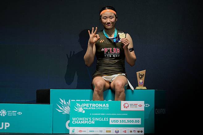 ▲ 안세영은 패배의 문턱까지 몰렸던 2세트에서 보여준 무시무시한 뒷심은 왜 그가 세계 1위인지를 다시 한번 입증하기에 충분했다. 특히 왕즈이 상대로 8점차를 뒤집고 우승했던 걸 재현하면서 천적 관계를 공고히 했다. ⓒ연합뉴스/AP