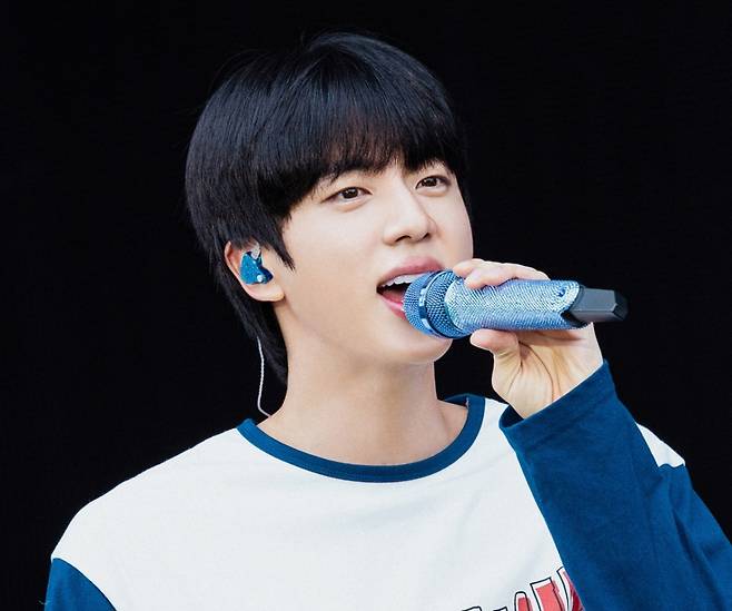 '무대의 황태자' 방탄소년단 진, '연말 무대가 가장 기대되는 K-팝 아이돌' 1위