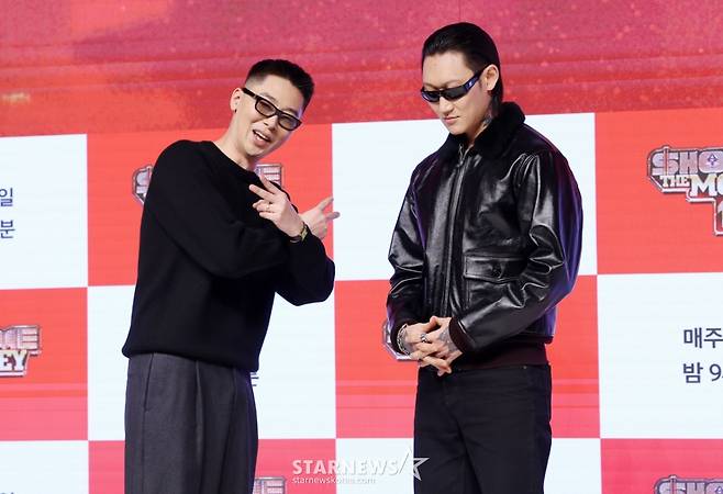 래퍼 허키 시바세키, 제이통이 15일 서울 강남구 엘리에나호텔에서 진행된 Mnet 예능 '쇼미더머니 12' 제작발표회에 참석해 포즈를 취하고 있다. /2026.01.15 /사진=김휘선 hwijpg@